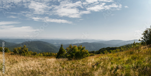 Panorama w Bieszczady z Połoniny Wetlińskiej w słoneczny dzień z niewielkimi ilościami chmur