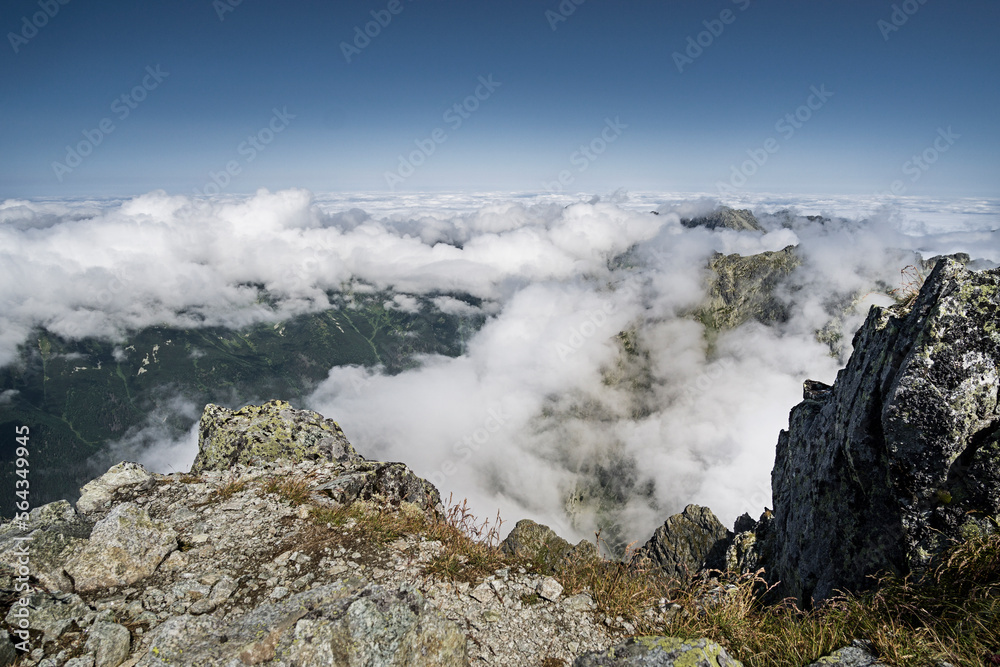 Panorama na  Tatry ze szczytu Krywań wśród i ponad chmurami - obrazy, fototapety, plakaty 