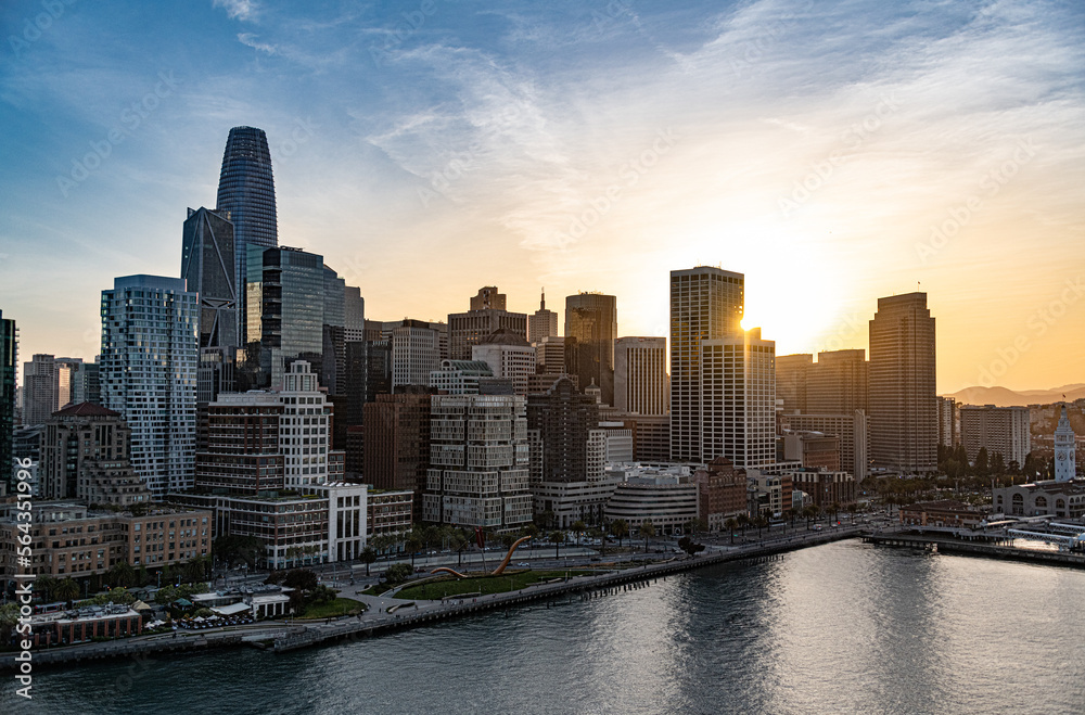 Fototapeta premium San Francisco Downtown at sunset