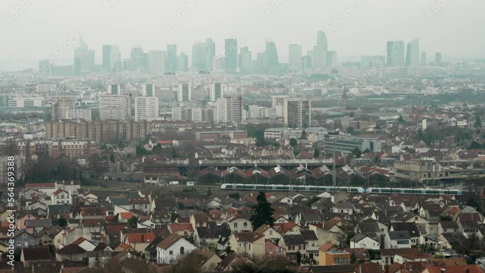 Panorma sur la grande ville de Paris avec la defense au loin par temps très nuageux