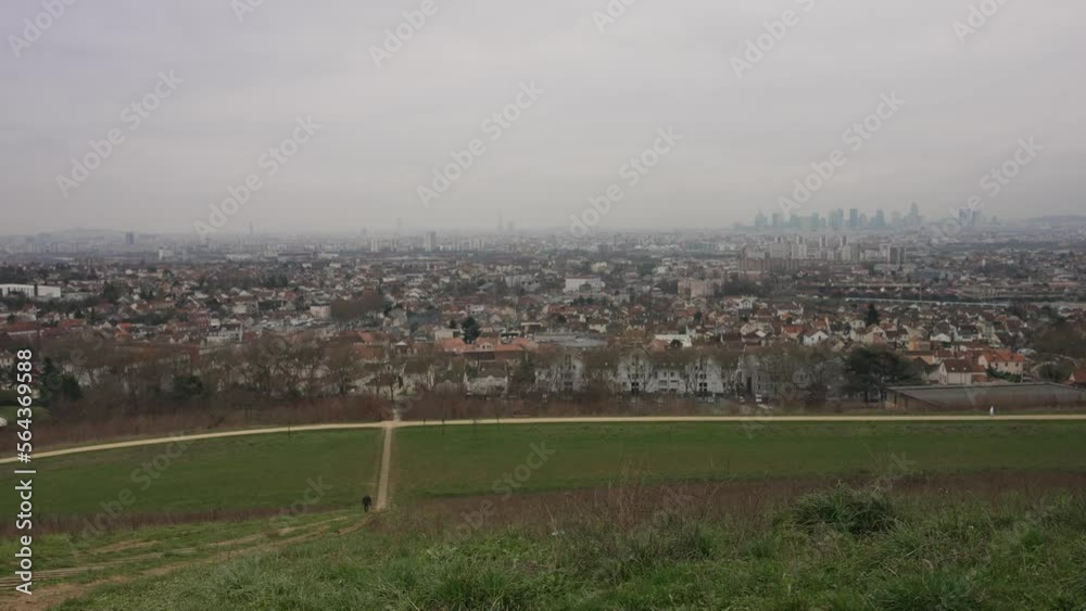Vue sur Paris par temps très nuageux en hiver