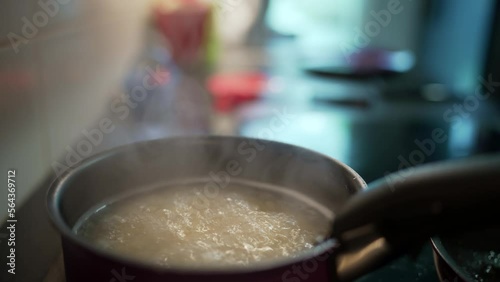Pate dans une casserole d'eau bouillante photo