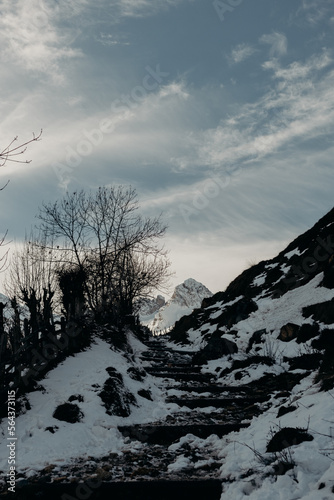 Nieve en las montañas de Tuiza, Asturias. Paisaje hermoso. Aventura