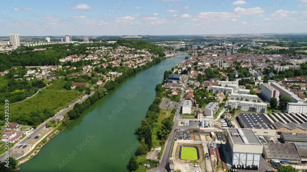 Vue aérienne de Montereau Fault Yonne - Péniche sur la seine - Seine et Marne - France