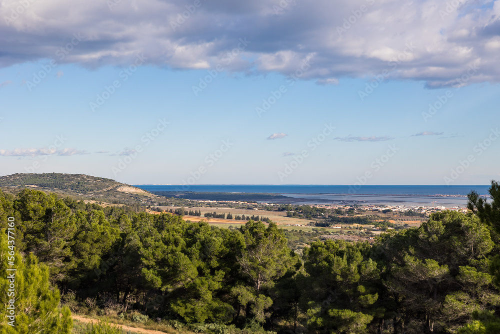 Vue sur la mer et les anciens marais salants de Frontignan depuis le massif de la Gardiole