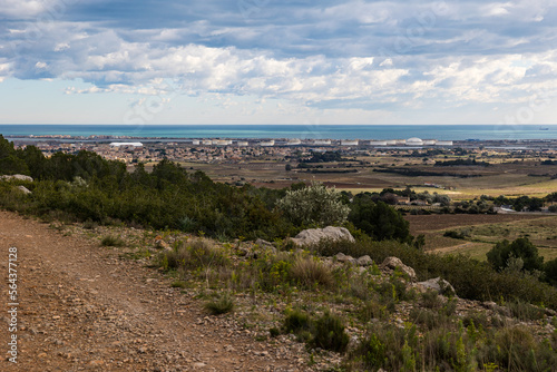 Vue sur le dépôt de carburants de Frontignan, au bord de la mer Méditerranée, depuis le massif de la Gardiole