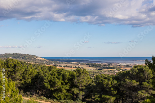 Vue sur la mer et les anciens marais salants de Frontignan depuis le massif de la Gardiole