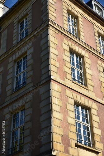 Immeuble brique et pierre à Paris. France