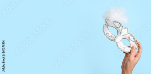 Female hand with carnival m...