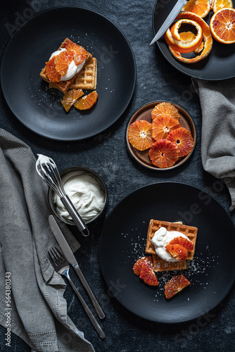 Foto Belgian waffles with oranges and wippet cream