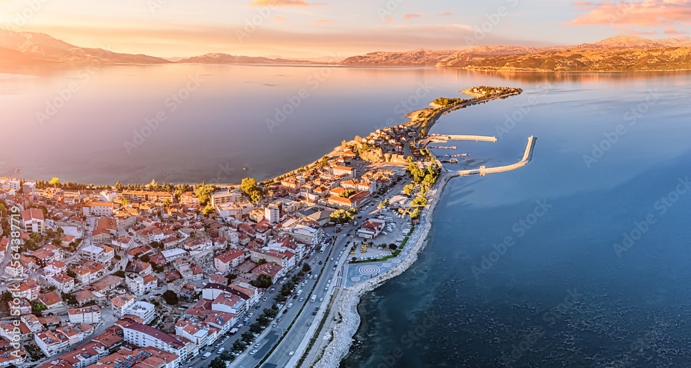Aerial sunset view of Egirdir lake peninsula and town in Isparta region. Calm turquoise and scenic coast of national park in Turkey - obrazy, fototapety, plakaty 
