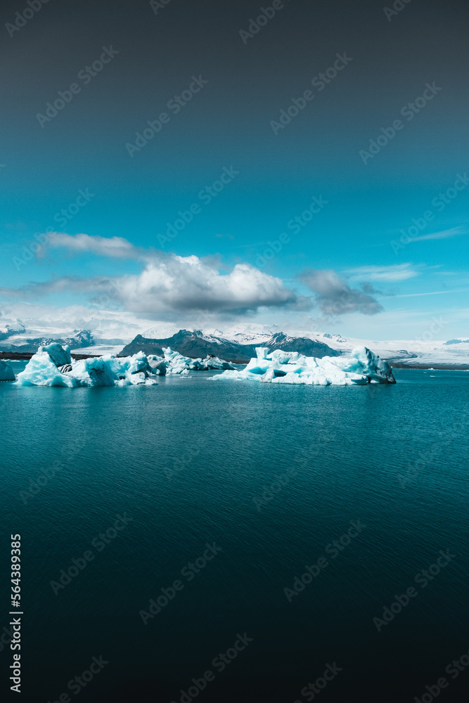 Ghiaccio nel lago del ghiacciaio in Islanda Ghiaccio nel lago del ghiacciaio in Islanda