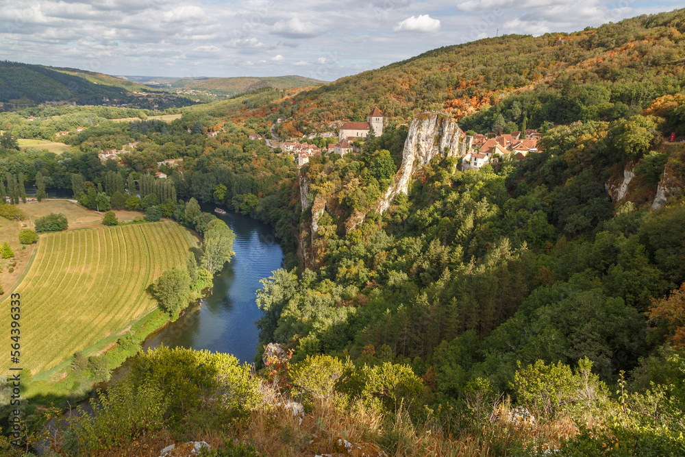 Saint-Cirq-Lapopie, plus beau village en France, région Occitane. Village perché sur une falaise surplombant un méandre du Lot.