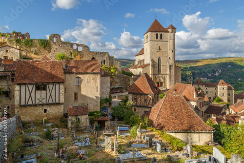 Saint-Cirq-Lapopie, plus beau village en France, région Occitane. Village perché sur une falaise surplombant un méandre du Lot.