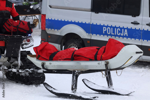  Ratownik górski jedzie z pomocą do wypadku narciarza w górach. GOPR