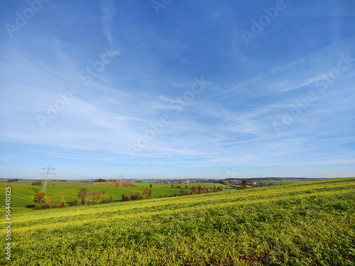 Felder vor blauem Himmel