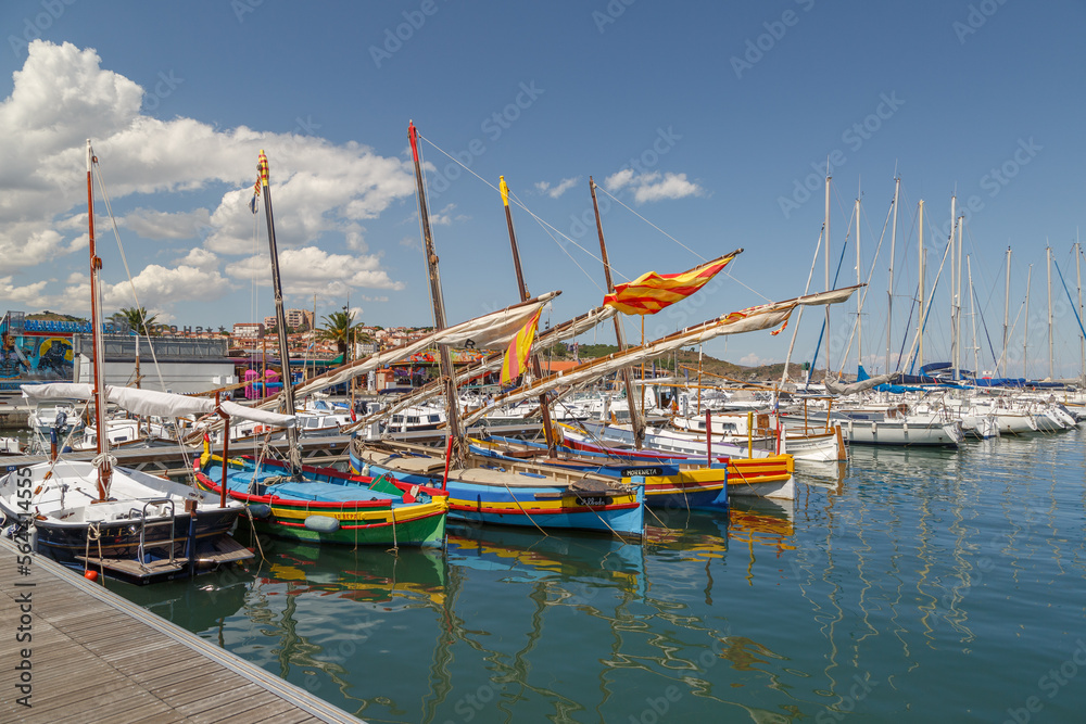 Port de plaissance de Collioure - village de pécheurs catalan sur le littoral méditerranéen en été, France