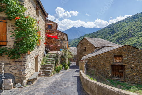 Obraz na płótnie Village d'Evol - un des plus beaux villages de France en été, Pyrénées-Orientales, France w salonie