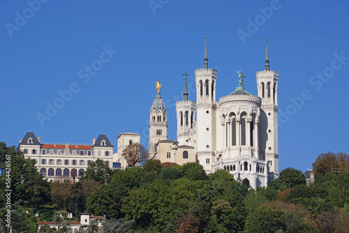 Lyon, Basilika Notre Dame de Fourvière, mit blauem Sommerhimmel. 