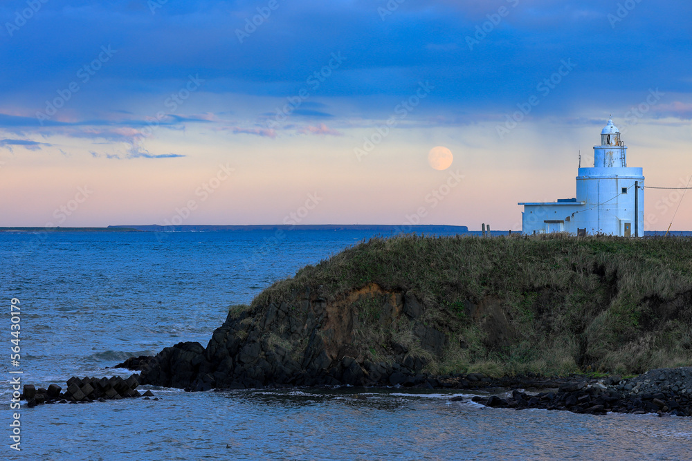 納沙布岬灯台と歯舞群島と月