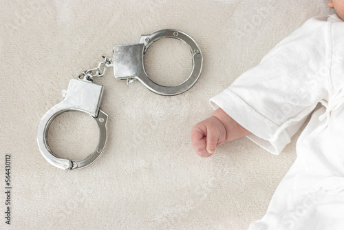 赤ちゃんの手と玩具の手錠（0歳1か月、日本人、男の子） photo