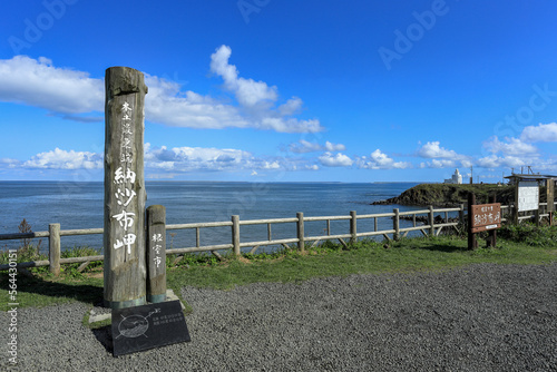 納沙布岬の碑と納沙布岬灯台と歯舞群島