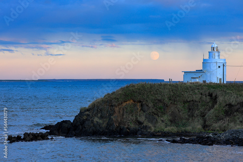 納沙布岬灯台と歯舞群島と月 © kasbah