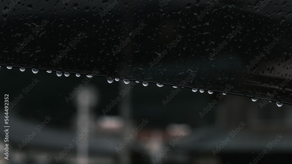 車内から見る雨に濡れて水滴がついた車のガラス 車内から見る雨に濡れて水滴がついた車のガラス