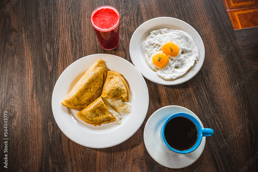 Empanadas de queso, huevos, café y jugo de mora. Comida ecuatoriana. Empanadas de queso, huevos, café y jugo de mora. Comida ecuatoriana.