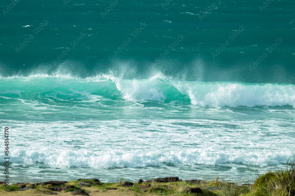 Naklejka premium Wave breaking on beach