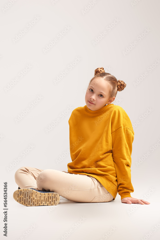 Naklejka premium lovely calm girl