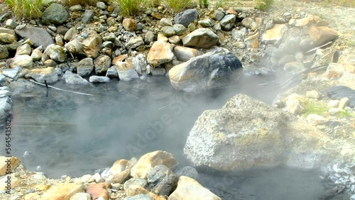 秋の黒部川支流祖母谷川の激流と河原の湯けむり