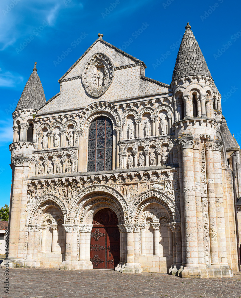 Vista de la fachada de estilo románico del siglo XI  de Notre Dame la Grande en la ciudad de Poitiers, Francia