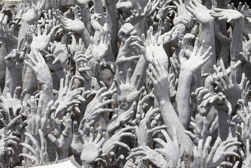 Obraz na płótnie Outreaching Hands at Wat Rong Khun w salonie