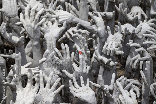 Obraz na płótnie Red Nail standing out amid Hands of the Hell w salonie