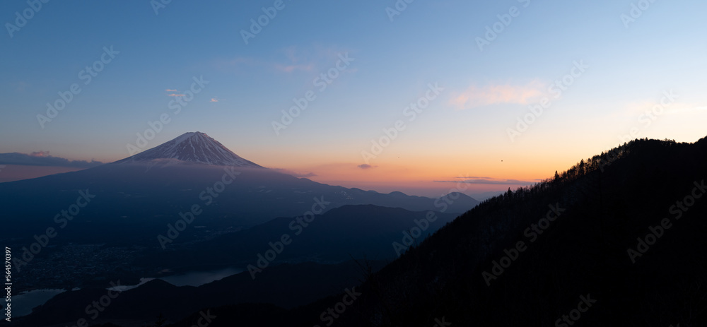 夕暮れの富士山　新道峠