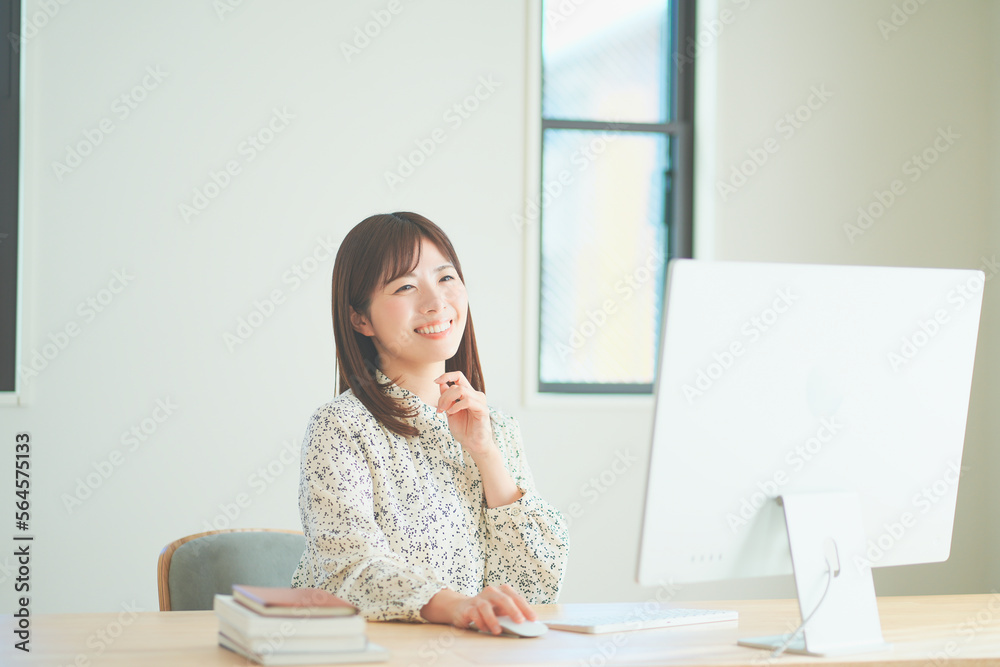 WEB会議で話をする女性 WEB会議で話をする女性