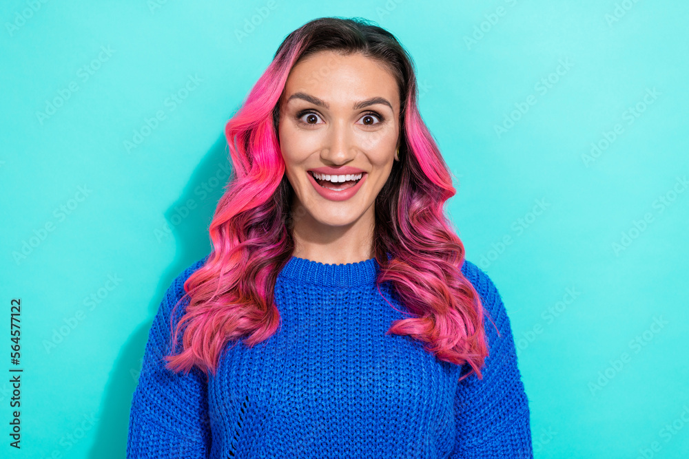 Obraz premium Photo of impressed shine pretty girl with curly hairdo dressed blue sweater astonished staring at sale isolated on teal color background