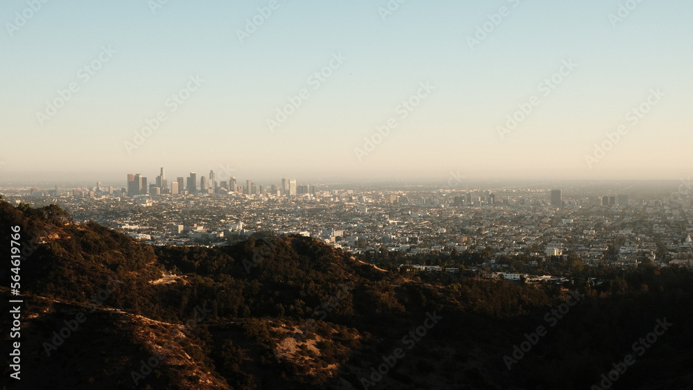 Monti con dietro Los Angeles al tramonto