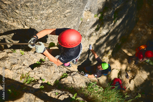 junger Klettersteig Kletterer mit rotem Helm und Handschuhen im Höhenglück Klettersteig in Frankenjura