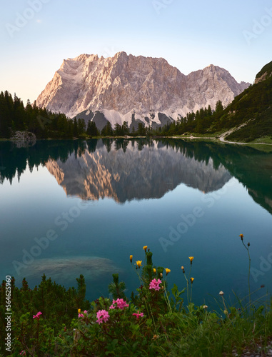Spiegelung des Wetterstein Massivs im Seeben See nahe Coburger Hütte in Tirol, Österreich, alpen bei Sonnenuntergang im Sommer