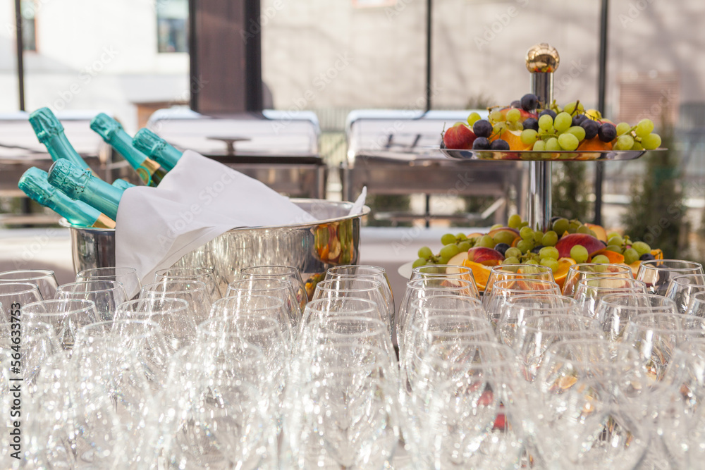 Fototapeta premium Row of glasses, a bowl of fruit. Bar counter. Banquet