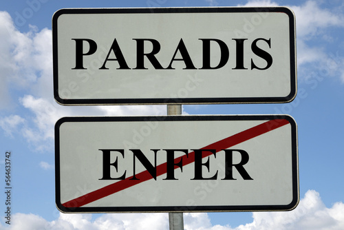 Concept de paradis et d'enfer avec des panneaux de signalisation