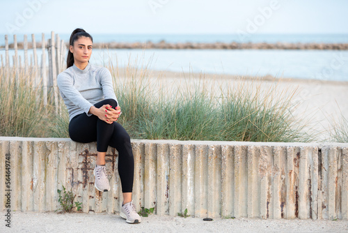 Photos jeune femme assise dos à la mer