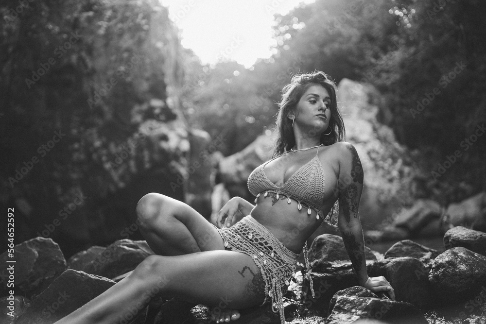 Chica guapa morena española en bikini en un rio de un bosque verde frondoso y natural Chica guapa morena española en bikini en un rio de un bosque verde frondoso y natural