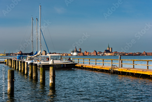 Blick vom Hafen Altef  hr auf R  gen auf die Hansestadt Stralsund