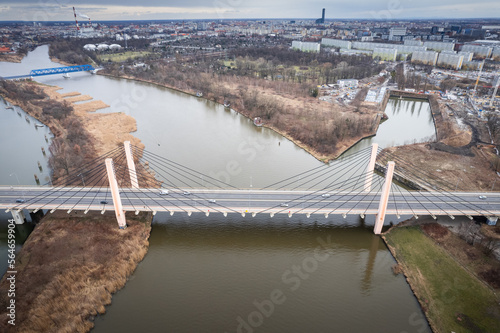 most Milenijny we Wrocławiu nad rzeką Odra z drona 