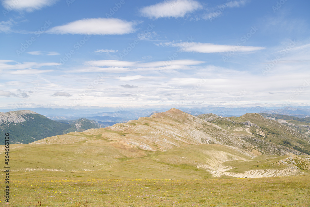 Fototapeta premium Randonnée sur le cime de Cheiron par Gréolières, Préalpes de Grasse, Alpes-Maritimes, France