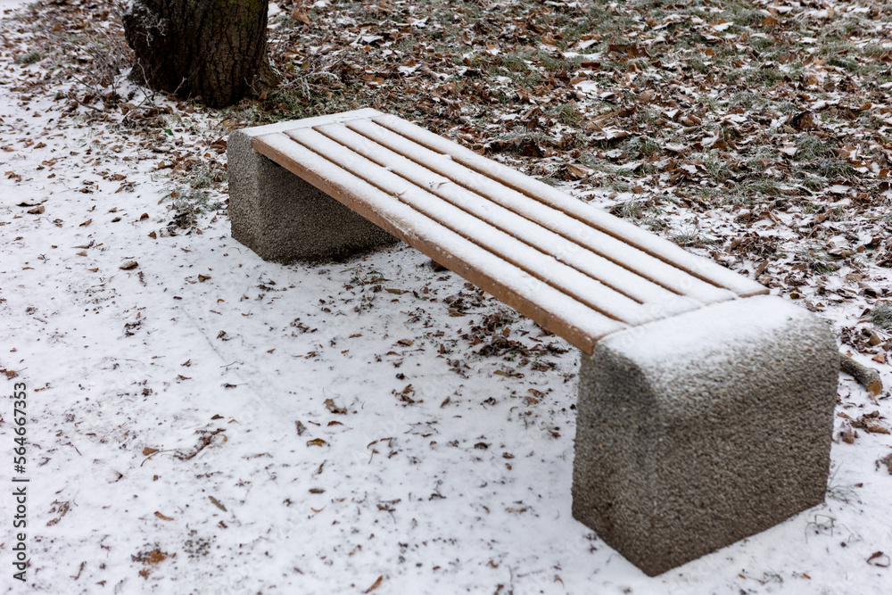 Zamrożona ławka i siedzenia w parku zimą - obrazy, fototapety, plakaty 