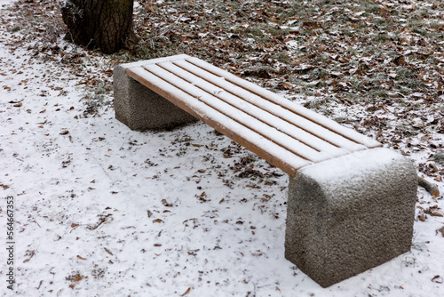 Zamrożona ławka i siedzenia w parku zimą